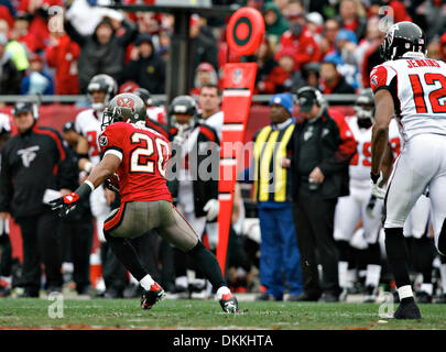 3. Januar 2010 - St. Petersburg, Florida, USA - DANIEL WALLACE |   Times.TP 316732 WALL Bucs 22 (03.01.2010 Tampa) Tampa Bay Buccaneers Cornerback Ronde Barber (20) läuft zurück nach abfangen einen Pass für die Atlanta Falcons Wide Receiver Michael Jenkins (12) im zweiten Quartal. Das Spiel wurde zurückgerufen.  ZUERST spielen eine halbe Aktion: Die Tampa Bay Buccaneers Atlanta Fal Stockfoto
