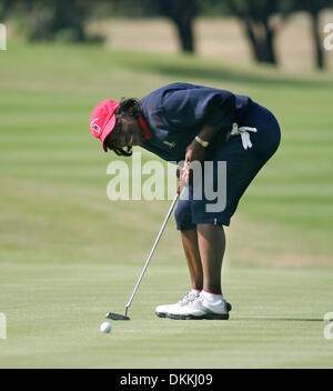 DOUGLAS R. CLIFFORD | Times.NP 314924 CLIF GOLF 15 Samstag (21.11.2009) PALM HARBOR Renee Powell Putts auf dem 13. Grün Samstag beim konkurrieren in der ersten Runde der LPGA Legenden Tour Open Championship Innisbrooks Insel Kurs in Palm Harbor. [Douglas R. Clifford, mal] (Kredit-Bild: © St. Petersburg Times/ZUMApress.com) Stockfoto