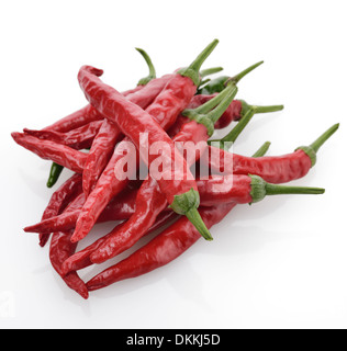 Haufen von Red Chili Peppers auf weißem Hintergrund. Stockfoto
