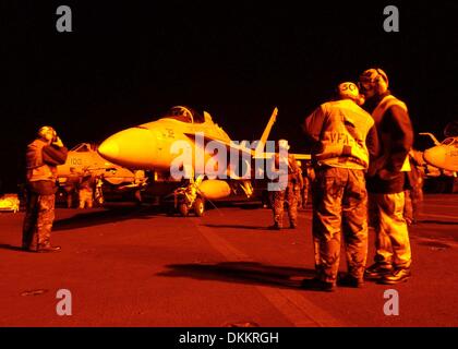 23. November 2002 - wartet eine F/A-18 Hornet von VFA-15 '' Valions'' in Startposition auf dem Flugdeck der USS Theodore Roosevelt (CVN-71) während der Nacht Flugbetrieb am 2. April 2003 geführt werden. Die Valions sind Teil des Träger-Geschwader acht (CVW-8) derzeit im Einsatz mit dem nuclear powered Flugzeugträger zur Unterstützung der Operation Iraqi Freedom vom Mittelmeer entfernt. MCN Stockfoto