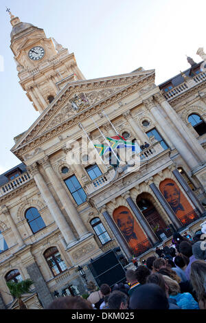 Cape Town, Südafrika. 6. Dezember 2013. Südafrikaner versammelten sich an der Grand Parade, Kapstadt bei 17:00 heute Nachmittag zum Abschied von Nelson Mandelas. Bildnachweis: Blaize Pascall/Alamy Live-Nachrichten Stockfoto