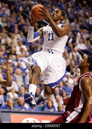 Kentuckys John Wall glitt für zwei seiner 21 Punkte wie Kentucky Reiter auf Samstag, 21. November 2009 in Lexington, Kentucky Foto von Mark Cornelison gespielt | Personal. (Kredit-Bild: © Lexington Herald-Leader/ZUMApress.com) Stockfoto