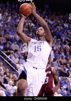 Kentuckys DeMarcus Cousins stellen wie Kentucky Reiter 92-63 auf Samstag, 21. November 2009 in Lexington, Kentucky Foto von Mark Cornelison besiegte in zwei seiner 18 Punkte | Personal. (Kredit-Bild: © Lexington Herald-Leader/ZUMApress.com) Stockfoto