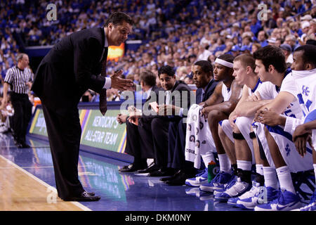 Kentucky-Coach John Calipari mit seiner Bank sprach über Warnung zu bleiben, wie Kentucky Reiter 92-63 auf Samstag, 21. November 2009 in Lexington, Kentucky Foto von Mark Cornelison besiegt | Personal. (Kredit-Bild: © Lexington Herald-Leader/ZUMApress.com) Stockfoto