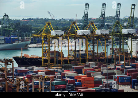 (131207)--Singapur, 7. Dezember 2013 (Xinhua)--Foto am 7. Dezember 2013 zeigt den Hafen von Singapur. Die Trans-Pacific Partnership (TPP) treffen in Singapur von Dez. 7 bis 10 für fortgeschrittenen Verhandlungen. (Xinhua/Then Chih Wey) (Hy) Stockfoto