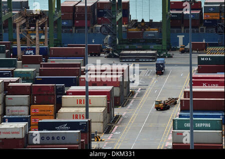 (131207)--Singapur, 7. Dezember 2013 (Xinhua)--Foto am 7. Dezember 2013 zeigt den Hafen von Singapur. Die Trans-Pacific Partnership (TPP) treffen in Singapur von Dez. 7 bis 10 für fortgeschrittenen Verhandlungen. (Xinhua/Then Chih Wey) (Hy) Stockfoto