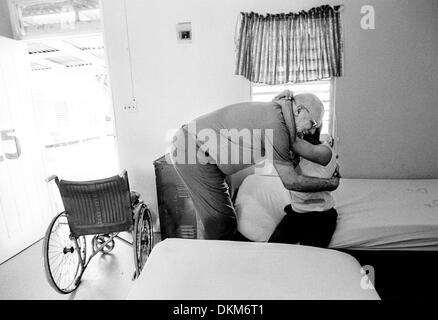 19. November 2002 stehen - Kingston, Jamaika - warmen und langen Grüße für jeden Besucher der Golden-Altenheim in Kingston, Jamaika, wo Besucher selten sind. Obwohl dieses Haus für ältere Menschen geschaffen wurde, sind mehrere Stationen verlassenen behinderte Menschen gewidmet, die die Gesellschaft weggeworfen hat.  (Kredit-Bild: © Benjamin Rusnak/ZUMAPRESS.com) Stockfoto