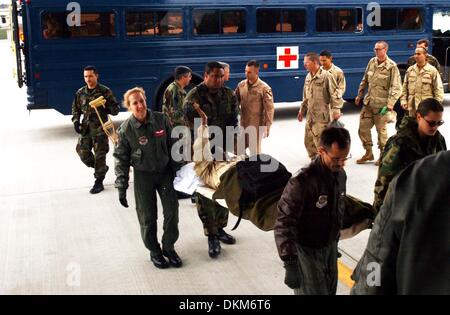 23. November 2002 - ehemalige Kriegsgefangene, US Armee-Spezialist Shoshana Johnson winkt Anhängern aus ihrer Bahre als sie und die 6 anderen ehemaligen Kriegsgefangenen, Vorstand der c-17 Flugzeuge auf der Ramstein Air Base, Deutschland, die ihr bringt und die sechs anderen POW's nach Hause in die Vereinigten Staaten am 19. April 2003. Diese ehemalige Kriegsgefangene wurden während der Operation Iraqi Freedom th gefangen genommen. Stockfoto