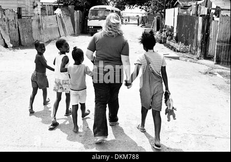 19. November 2002 - Kingston, Jamaika - begleitet von ihren neuen Freunden, Wendy Harris, zurück 16, Köpfe an den Bus während eines Halts in Kingston, Jamaika, Slums. Wendys Vater, Steve Harris, brachte sie auf dieser Reise zu ihr auf die Notlage der Armen zu entlarven, aber vor allem die Menschlichkeit und würde erleben fand beim gehen im Gleichschritt mit Menschen einer anderen Kultur und Land. (Credit Stockfoto