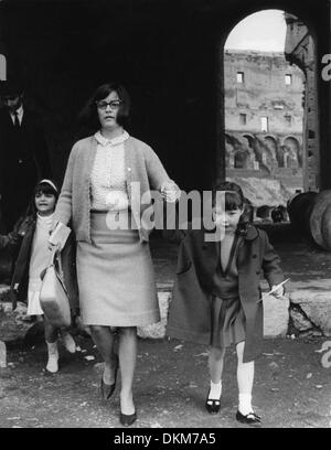 1. Februar 1966 - Rom, Italien - LIZA TODD und MARIA BURTON, Kinder von Oscar-Preisträgerin Elizabeth "Liz" Taylor, Sightseeing im Coliseum mit ihrer Schwester, Miss Lee. (Kredit-Bild: © KEYSTONE USA Bilder) Stockfoto