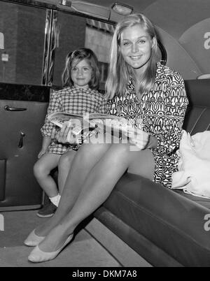 18. Juli 1966 - CAROL LYNLEY mit Tochter Jill Victoria in London ankommen. 1966. (Kredit-Bild: © Globe Photos/ZUMAPRESS.com) Stockfoto