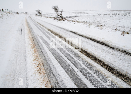 Eine Straße auf Exmoor bedeckt mit Schnee, während der Winter-UK Stockfoto