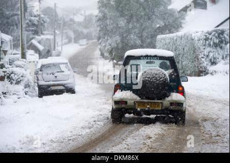 Ein 4 x 4 Reisen durch Schnee blockiert Straßen während des Winters im Bratton Fleming, Devon, UK Stockfoto