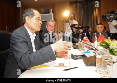 (131207)--Singapur, 7. Dezember 2013 (Xinhua)--Singapur Minister für Handel und Industrie Lim Hng Kiang (1. L) und US Trade Representative Michael Froman (2. L) besuchen die Transpazifische Partnerschaft (TPP)-Ministertreffen in Singapur, 7. Dezember 2013. Die Trans-Pacific Partnership (TPP) treffen in Singapur von Dez. 7 bis 10 für fortgeschrittenen Verhandlungen. (Xinhua/Then Chih Wey) (Hy) Stockfoto