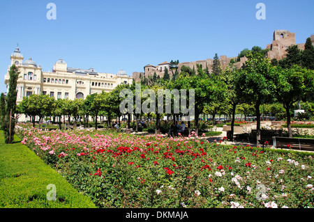 Rathaus entlang der Avenida Cervantes und Jardines Pedro Luis Alonso mit der Burg, rechts rechts, Malaga, Spanien. Stockfoto