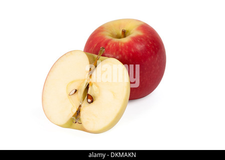 Apfel und einem halben Apfel in Scheiben geschnitten auf weißem Hintergrund mit Pfad Stockfoto