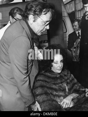 10. Dezember 1973 - kommt London, England, Vereinigtes Königreich - zweifacher Oscar-Preisträgerin ELIZABETH TAYLOR (1932-2011) am Flughafen Heathrow mit Ehemann RICHARD BURTON nach dem entladen sich selbst aus dem Krankenhaus nach Entfernung einer Ovarialzyste. (Kredit-Bild: © KEYSTONE USA Bilder) Stockfoto