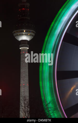 12.06.2013 Markt Berliner Fernsehturm Fernsehturm und das Riesenrad zu einem Weihnachten nahe Alexanderplatz, Berlin Stockfoto