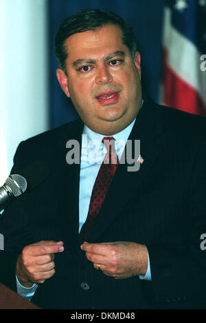 SPENCER ABRAHAM. US-AUßENMINISTERIN ENERGEY. TLOS ANGELES, BEVERLY HILLS. WELT ANGELEGENHEITEN COUNCIL.08/02/2002.V57C33C. Stockfoto