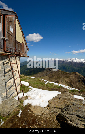 Notfall hölzernen Almhütte und alte Wetter Zuflucht in hohe majestätische Bergwelt im Frühling. Ort: Gran Paradiso Stockfoto