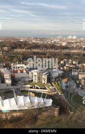 Erhöhten Blick des schottischen Parlaments und Dynamic Earth Museum Edinburgh Schottland November 2013 Stockfoto