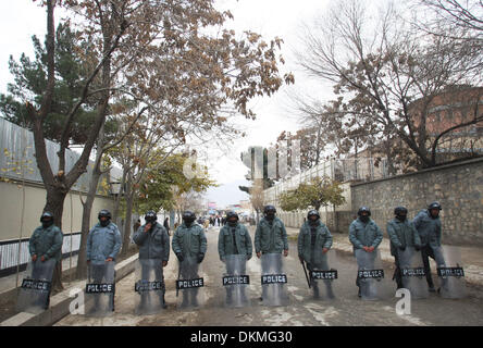 Kabul, Afghanistan. 7. Dezember 2013. Afghanische Polizei Anti-Niederlage stehen während einer Protestaktion vor dem Parlament-Gebäude in Kabul, Afghanistan, 7. Dezember 2013. Mehrere hundert Demonstranten am Samstag inszeniert einen Protest in der afghanischen Hauptstadt Kabul, fordern die Regierung auf, gegen diejenigen vorzugehen, die hetzen ethnische Rivalität und die "nationale Einheit" in dem vom Krieg zerrissenen Land untergraben. Bildnachweis: Ahmad Massoud/Xinhua/Alamy Live-Nachrichten Stockfoto