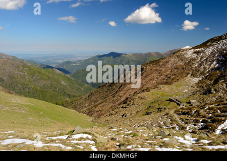 Stein-Alm und Schäferhütten, verlassen, verwittert und in fantastische Bergkulisse in Frühjahrssaison ruiniert. Lage Stockfoto
