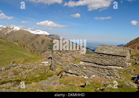 Stein-Alm und Schäferhütten, verlassen, verwittert und in fantastische Bergkulisse in Frühjahrssaison ruiniert. Lage Stockfoto