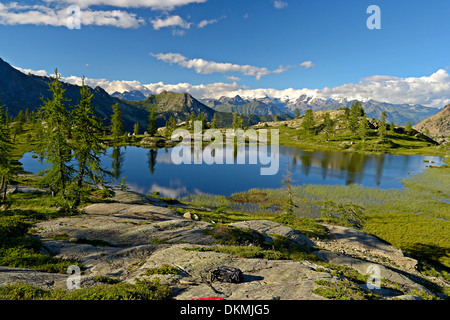Hoch gelegenen Bergsee bei Sonnenuntergang, im idyllischen und unberührten Natur. Stockfoto