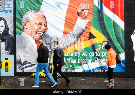 Belfast, Nordirland. 7. Dezember 2013 - links Menschen vorbei floral Hommagen an Mandela Wandbild nach dem Tod von Nelson Mandela am 5. Dezember. Bildnachweis: Stephen Barnes/Alamy Live-Nachrichten Stockfoto