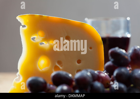 Schweizer Käse, Weintrauben und Rotwein Stockfoto