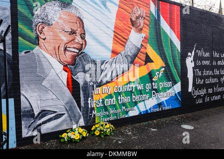 Belfast, Nordirland. 7. Dezember 2013 - links Floral Hommagen an Mandela Wandbild nach dem Tod von Nelson Mandela am 5. Dezember. Bildnachweis: Stephen Barnes/Alamy Live-Nachrichten Stockfoto