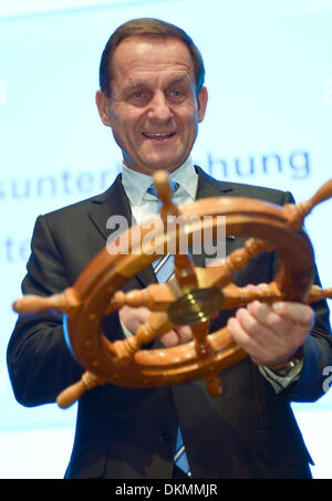 Wiesbaden, Deutschland. 7. Dezember 2013. Neu gewählte hält DOSB Präsident Alfons Hoermann, Präsident von dem Deutschen Skiverband (DSV), einen Lenkrad nach der Wahl des neuen Präsidenten bei der Mitgliederversammlung des Deutschen Olympischen Sport Bundes (DOSB) in Wiesbaden, Deutschland, 7. Dezember 2013. 53 Jahre alte Hörmann ist die Successer von Thomas Bach, der nach sieben Jahren an der Spitze der DOSB als Präsident des Internationalen Olympischen Komitees gewählt wurde. Foto: ARNE DEDERT/Dpa/Alamy Live-Nachrichten Stockfoto