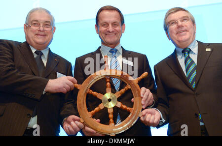 Wiesbaden, Deutschland. 7. Dezember 2013. DOSB-Interims-Präsident Hans-Peter Kraemer (L-R), neu gewählte DOSB Präsident Alfons Hoermann, Präsident des Deutschen Skiverband (DSV) und IOC-Präsident Thomas Bach Pose nach der Wahl des neuen Präsidenten bei der Mitgliederversammlung des Deutschen Olympischen Sport Bundes (DOSB) in Wiesbaden, Deutschland, 7. Dezember 2013. 53 Jahre alte Hörmann ist die Successer von Thomas Bach, der nach sieben Jahren an der Spitze der DOSB als Präsident des Internationalen Olympischen Komitees gewählt wurde. Foto: ARNE DEDERT/Dpa/Alamy Live-Nachrichten Stockfoto