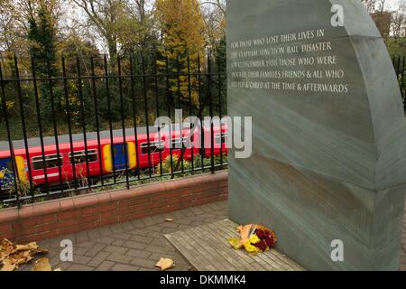 Clapham Junction, London, UK. 5. Dezember 2013.  Blumen gelegt an der Clapham Junction Schiene Katastrophe Denkmal-Marke der 25. Jahrestag des Unfalls am 13. Dezember als Zug eilt durch.  35 Menschen wurden getötet und 100 verletzt nach 3 Züge kollidierten im Laufe des Vormittags Credit: auf Anblick Photographic/Alamy Live News Stockfoto