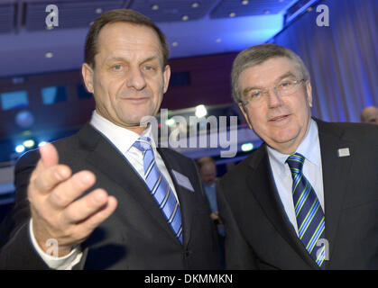 Wiesbaden, Deutschland. 7. Dezember 2013. Alfons Hoermann, Präsident des Deutschen Skiverbandes (DSV, L) und IOC-Präsident Thomas Bach begrüßen einander bei der Mitgliederversammlung des Deutschen Olympischen Sport Bundes (DOSB) in Wiesbaden, Deutschland, 7. Dezember 2013. 53 Jahre alte Hörmann ist die Successer von Thomas Bach, der nach sieben Jahren an der Spitze der DOSB als Präsident des Internationalen Olympischen Komitees gewählt wurde. Foto: ARNE DEDERT/Dpa/Alamy Live-Nachrichten Stockfoto