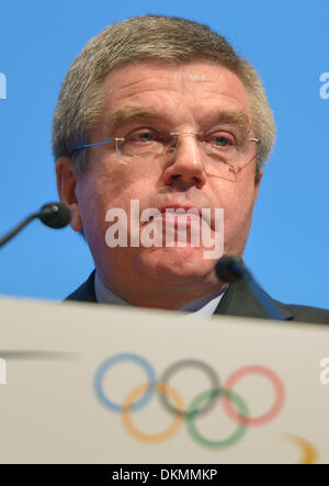 Wiesbaden, Deutschland. 7. Dezember 2013. IOC-Präsident Thomas Bach spricht auf der Mitgliederversammlung des Deutschen Olympischen Sport Bundes (DOSB) in Wiesbaden, Deutschland, 7. Dezember 2013. 53 Jahre alte Hörmann ist die Successer von Thomas Bach, der nach sieben Jahren an der Spitze der DOSB als Präsident des Internationalen Olympischen Komitees gewählt wurde. Foto: ARNE DEDERT/Dpa/Alamy Live-Nachrichten Stockfoto