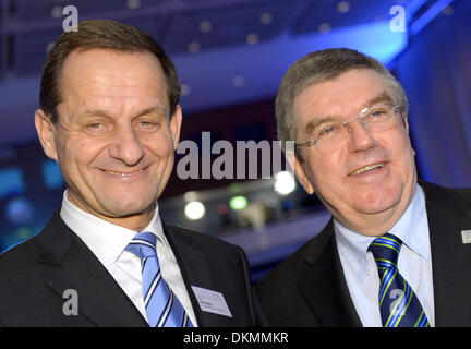 Wiesbaden, Deutschland. 7. Dezember 2013. Alfons Hoermann, Präsident des Deutschen Skiverbandes (DSV, L) und IOC-Präsident Thomas Bach begrüßen einander bei der Mitgliederversammlung des Deutschen Olympischen Sport Bundes (DOSB) in Wiesbaden, Deutschland, 7. Dezember 2013. 53 Jahre alte Hörmann ist die Successer von Thomas Bach, der nach sieben Jahren an der Spitze der DOSB als Präsident des Internationalen Olympischen Komitees gewählt wurde. Foto: ARNE DEDERT/Dpa/Alamy Live-Nachrichten Stockfoto