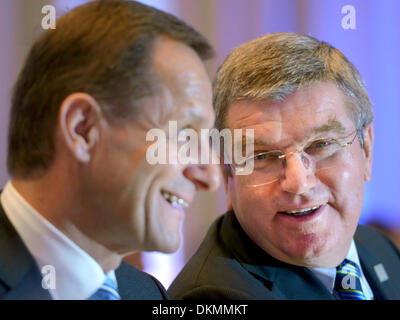 Wiesbaden, Deutschland. 7. Dezember 2013. Alfons Hoermann, Präsident des Deutschen Skiverbandes (DSV, L) und IOC-Präsident Thomas Bach begrüßen einander bei der Mitgliederversammlung des Deutschen Olympischen Sport Bundes (DOSB) in Wiesbaden, Deutschland, 7. Dezember 2013. 53 Jahre alte Hörmann ist die Successer von Thomas Bach, der nach sieben Jahren an der Spitze der DOSB als Präsident des Internationalen Olympischen Komitees gewählt wurde. Foto: ARNE DEDERT/Dpa/Alamy Live-Nachrichten Stockfoto