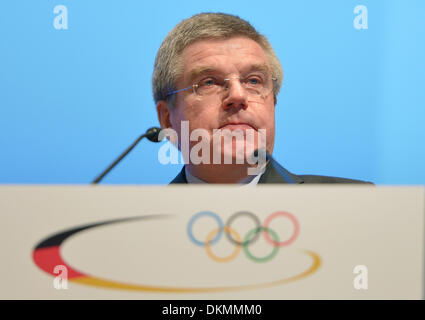 Wiesbaden, Deutschland. 7. Dezember 2013. IOC-Präsident Thomas Bach spricht auf der Mitgliederversammlung des Deutschen Olympischen Sport Bundes (DOSB) in Wiesbaden, Deutschland, 7. Dezember 2013. 53 Jahre alte Hörmann ist die Successer von Thomas Bach, der nach sieben Jahren an der Spitze der DOSB als Präsident des Internationalen Olympischen Komitees gewählt wurde. Foto: ARNE DEDERT/Dpa/Alamy Live-Nachrichten Stockfoto