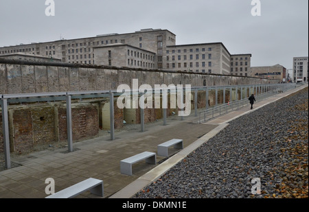 An Terror und Verfolgung erinnern – das Dokumentationszentrum Topographie des Terrors ist einer der meistbesuchten Orte der Erinnerung in Berlin. Stockfoto