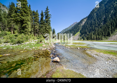 Fluss auf die Bergstraße. Tien Shan, Kirgisistan Stockfoto