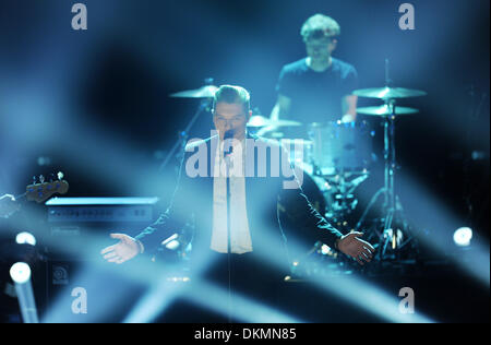 München, Deutschland. 6. Dezember 2013. Britischer Sänger John Newman führt während der Aufzeichnung der TV show "Menschen 2013" (beleuchtet: 2013 Menschen) in München, 6. Dezember 2013. Der ZDF-Rückblick auf 2013 wird am 8. Dezember 2013 um 20:15 ausgestrahlt Foto: TOBIAS HASE/Dpa/Alamy Live News Stockfoto