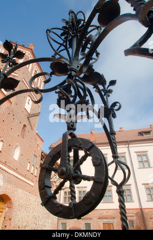 Zum Heben von Wasser aus Brunnen in dem Schloss Mir klingeln. Von Belarus. Stockfoto