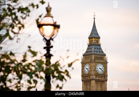 Big Ben Clocktower und Lampenlicht in London Stockfoto