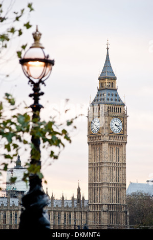 Big Ben Clocktower und Lampenlicht in London Stockfoto
