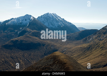 Garbh Bheinn und Bla Bheinn (Blaven) von Bheinn Dearg Mheadhonach in Red Cuillin Hills, Isle Of Skye, Schottland, Großbritannien Stockfoto