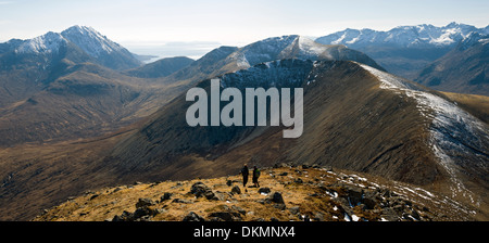 Blaven und die Cuillin Berge vom Gipfel Grat der Bheinn Dearg Mhór in Red Cuillin Hills, Isle Of Skye, Schottland, Großbritannien Stockfoto