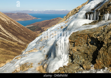 Eis bei den Bealach Na Sgairde, unter Glamaig in rot Cullins, Isle Of Skye, Schottland, Großbritannien. Stockfoto
