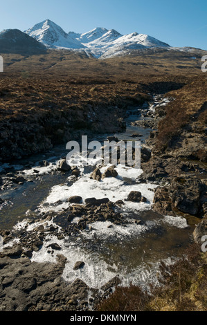 Sgurr Nan Gillean und die Cuillin Berge aus dem Allt Dearg Mór Strom, in der Nähe von Sligachan, Isle Of Skye, Schottland, UK. Stockfoto